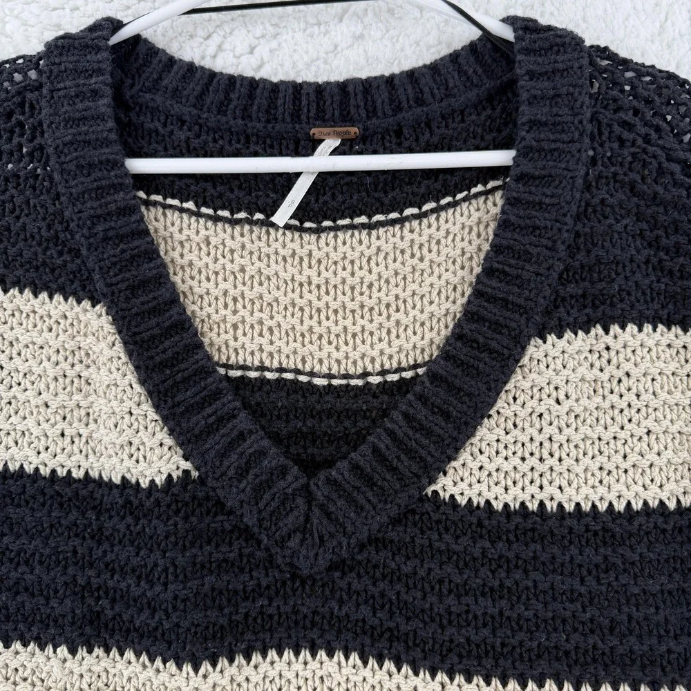 Free People Sweater Womens Small Black Striped V Neck Short‎ Sleeve Knit Top